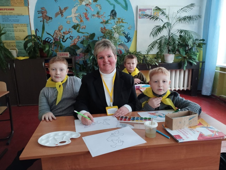 Выставка рисунков «Под мирным небом».